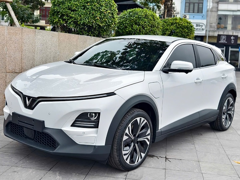 xe-vinfast-vf6-plus-mau-trang-