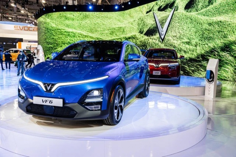 xe-vinfast-vf6-plus-mau-xanh-duong-1