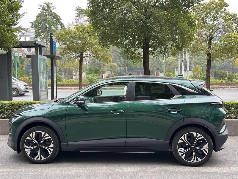 xe-vinfast-vf6-plus-mau-xanh-reu-1