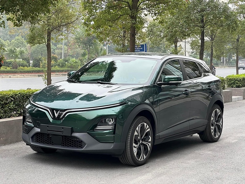 xe-vinfast-vf6-plus-mau-xanh-reu