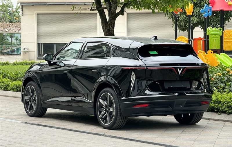 xe-vinfast-vf7-eco-mau-den-