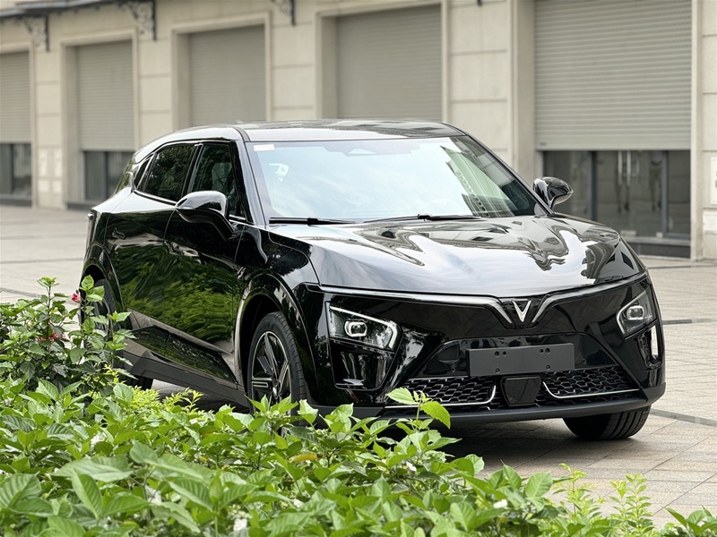 xe-vinfast-vf7-eco-mau-den-1