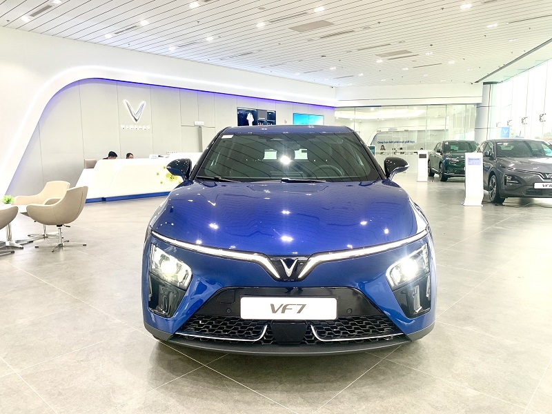 xe-vinfast-vf7-eco-mau-xanh-duong-1