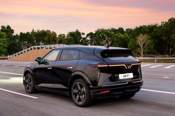 xe-vinfast-vf7-plus-mau-den-1