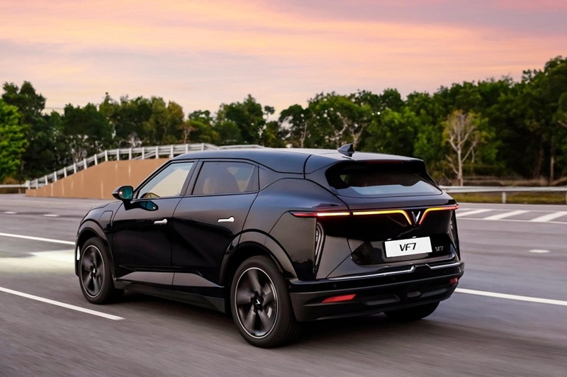 xe-vinfast-vf7-plus-mau-den-1