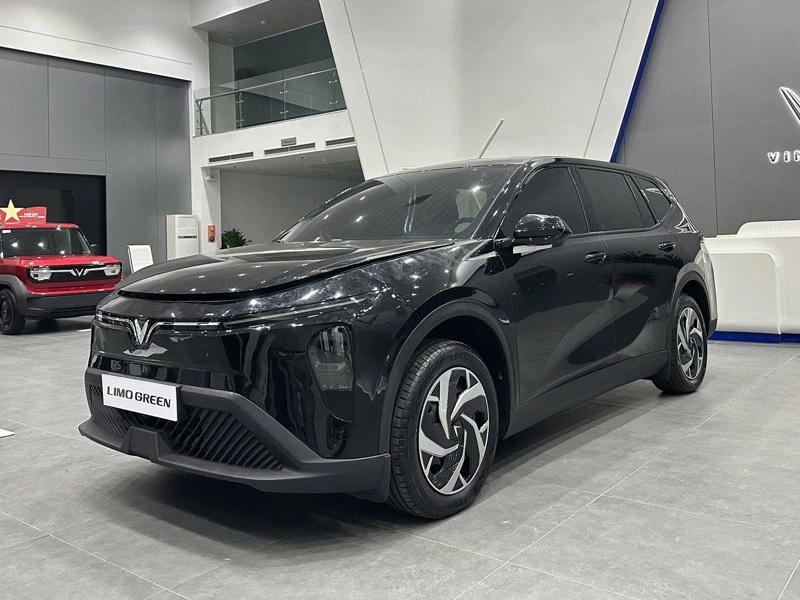 xe-vinfast-mpv-7-mau-den-1