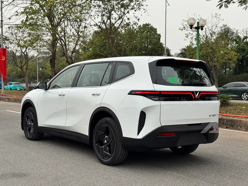 xe-vinfast-vf-mpv-7-mau-trang-