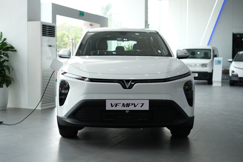 xe-vinfast-vf-mpv-7-mau-trang-1