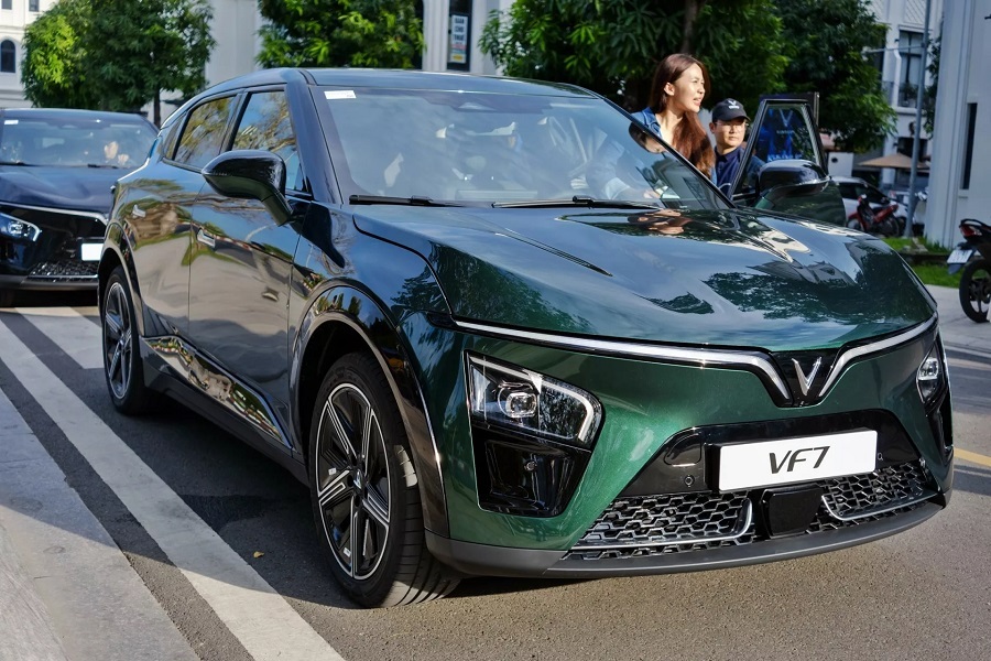 xe-vinfast-vf7-plus-mau-xanh-reu-1