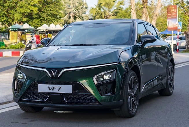 xe-vinfast-vf7-plus-mau-xanh-reu
